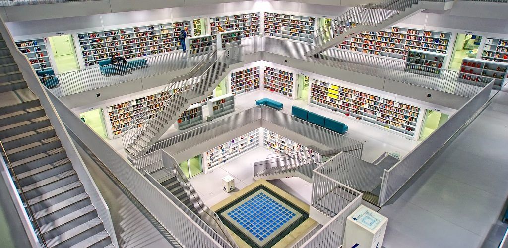 Helle große moderne Stadtbücherei. Robuster Dekton Bodenplatten Belag im Trend