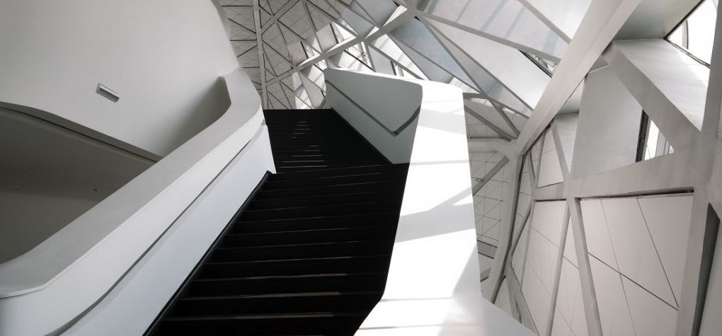 außerordentlich moderne dekton treppe der extraklasse. schwarze stufen mit weiß gehaltener moderner architektur.