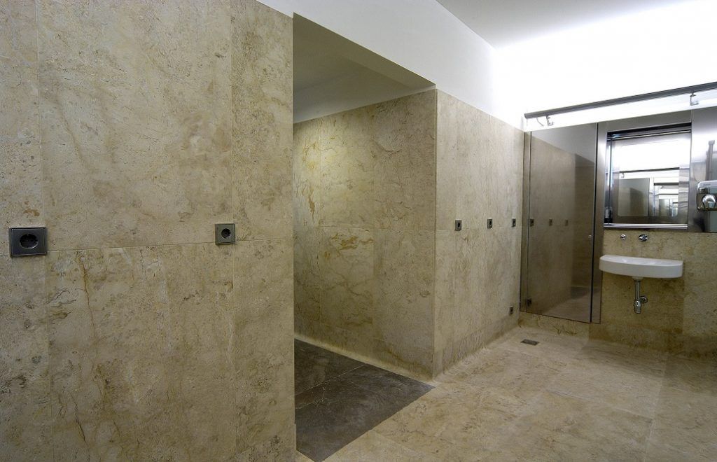 Charmantes Marmor in Beiger Farbe. Wand und Boden im Badezimmer verlegt in Sandton Mamror.