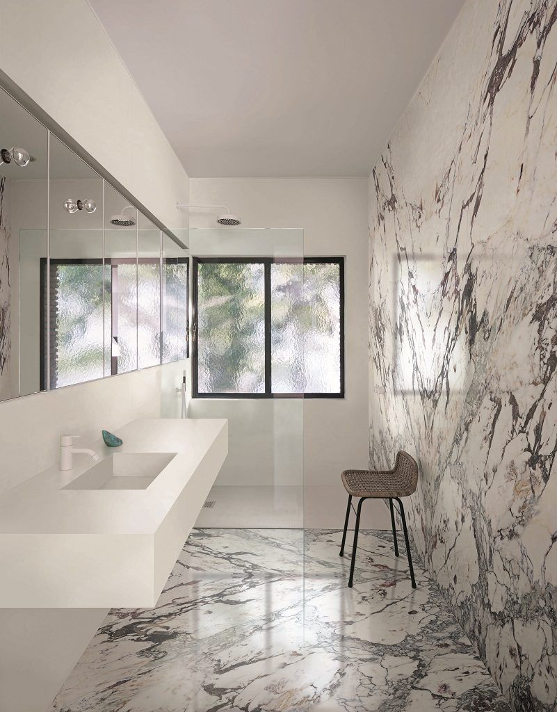 Badezimmer mit großen Wand und Bodenfliesen in Marmor optik weiß grau von Marazzi.