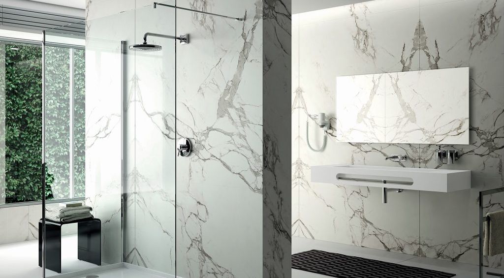 Badezimmer innen im modernen Design. Marmor Optik mit Dekton Badezimmer Aura