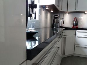Nero Assoluto Granit Arbeitsplatte, Glasrückwand Küche weiß