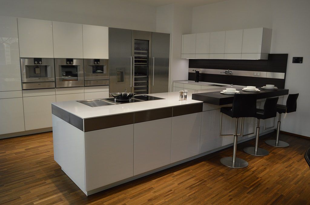 Küche mit Holzfliesen und weißer Kunststein Arbeitsplatte.
